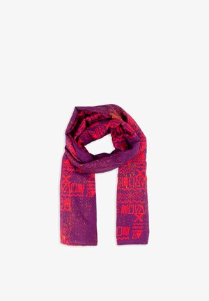 Fioletowy szalik z jaskrawoczerwonymi geometrycznymi i abstrakcyjnymi wzorami, złożony i owinięty na białym tle.