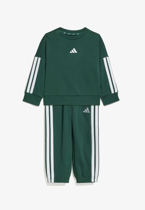 Mørkegrøn Adidas joggingdragt til småbørn med hvide tre striber på ærmer og bukser, med Adidas logo på brystet og venstre bukseben.