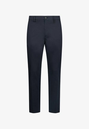 Granatowe męskie spodnie o dopasowanym kroju, zapinane na guzik, z szlufkami na pasek i bocznymi kieszeniami, na białym tle.