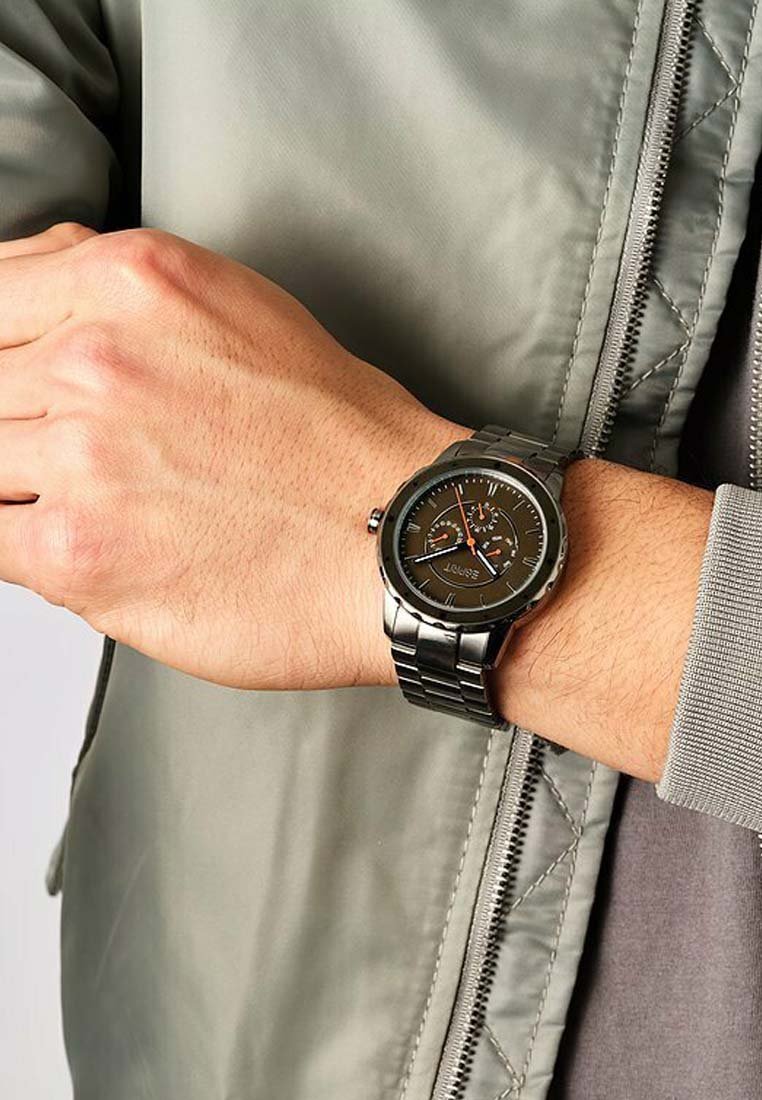 Metallische Uhr mit einem runden schwarzen Ziffernblatt, silbernen Zeigern und Zusatzanzeigen. Sie verfügt über ein silbernes Metallarmband und eine strukturierte Oberfläche.