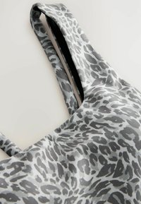 Leopardprint bh gemaakt van zachte stof, met grijze en zwarte tinten, een gladde textuur en smalle bandjes voor een slank ontwerp.