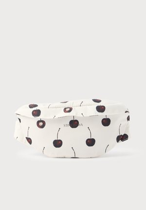 Άσπρη υφασμάτινη τσάντα μέσης με μαύρα και κόκκινα σχέδια κερασιών και διακριτική σήμανση "STINE GOYA" στο μπροστινό μέρος.