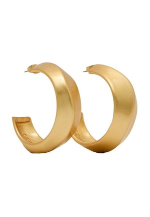 Boucles d'oreilles anneaux en métal doré épais avec une surface lisse et légèrement incurvée, fermoirs à tige arrière.
