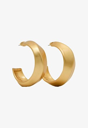 Boucles d'oreilles anneaux en métal doré épais avec une surface lisse et légèrement incurvée, fermoirs à tige arrière.