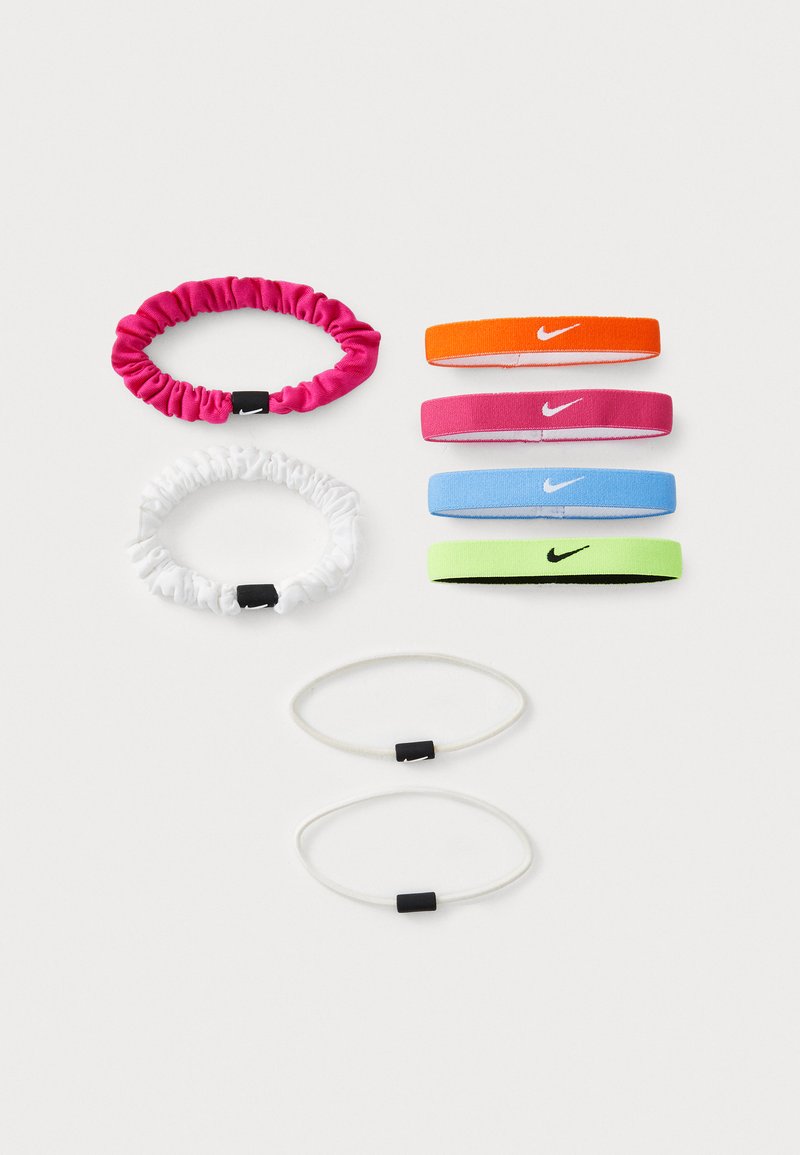Hajkiegészítők készlete, színes hajgumikkal és lapos fejpántokkal rózsaszín, narancs, kék, zöld és fehér színekben, Nike logóval.