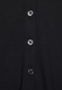 Cardigan noir avec une texture en maille et cinq boutons ronds sur le devant, avec un design simple et une finition en tissu lisse.