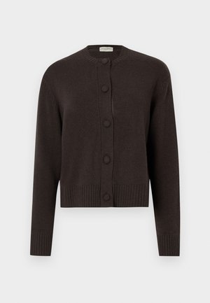 Tmavo hnedý skrátený kardigán vyrobený z pleteného materiálu, s okrúhlym výstrihom, gombíkovým zapínaním a rebrovanými manžetami a lemom.