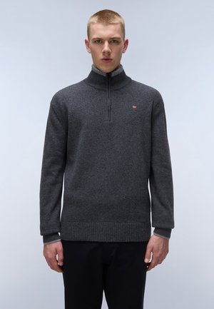 Dunkelgrauer, gestrickter Pullover mit hohen Kragen und halbem Reißverschluss. Verfügt über einen gerippten Saum und Rippbündchen sowie einem kleinen roten Logoakzent.