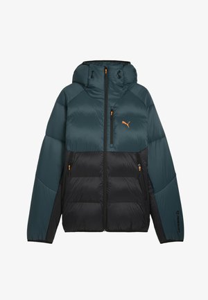 Töltött kabát türkiz felső résszel és fekete alsó résszel, narancssárga cipzárokkal és logóval. Kapucnival és texturált anyaggal rendelkezik.