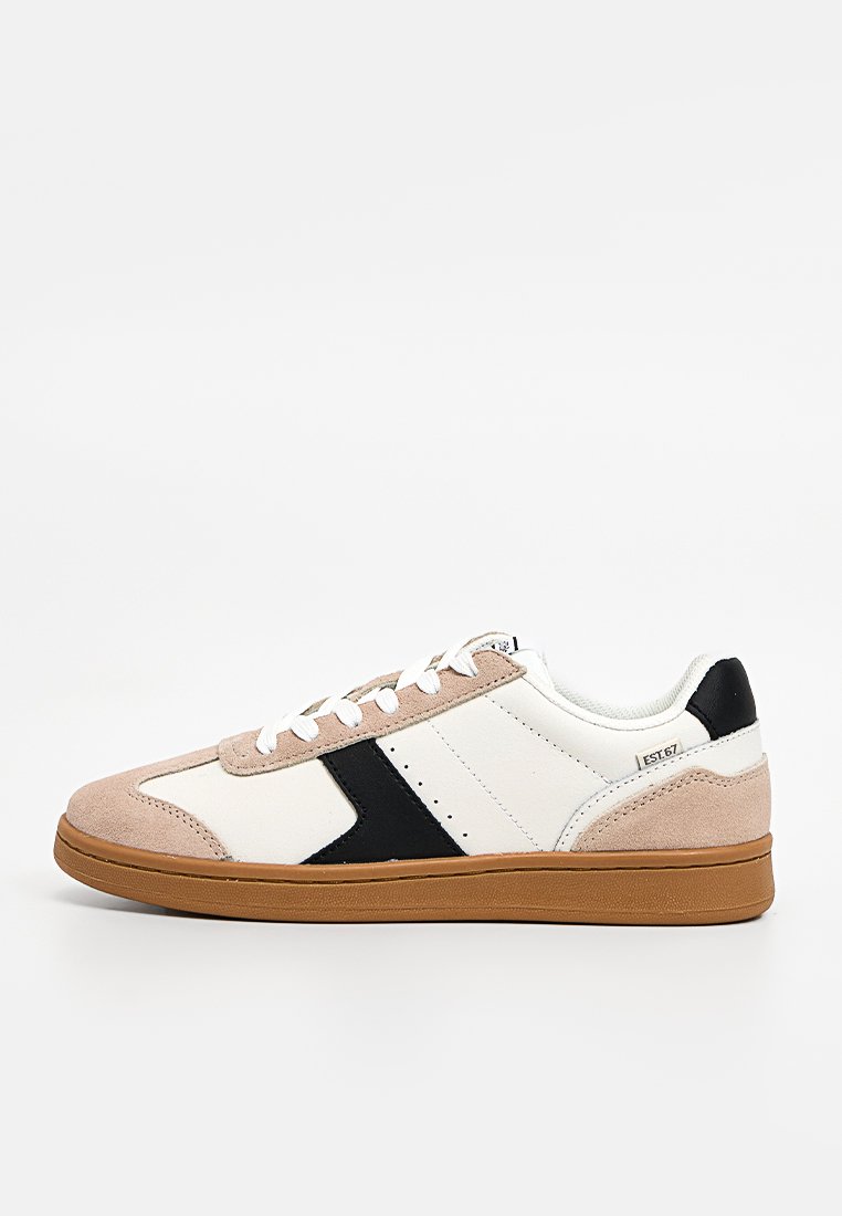 Niedrig geschnittene Sneaker mit weißen, beigen und schwarzen Paneelen, weißen Schnürsenkeln und Gummigummisohle, seitlich auf einem weißen Hintergrund gezeigt.