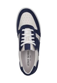 Granatowe zamszowe i białe skórzane sneakersy z perforowanym noskiem, płaskimi białymi sznurówkami oraz logo na wkładce, z niską cholewką.