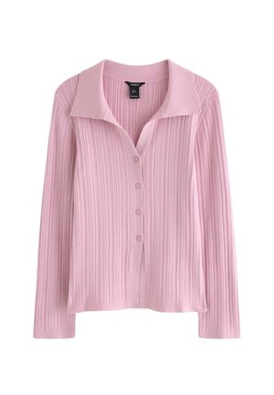 Lyserød ribbet cardigan med spids krave, seks knapper foran og lange ærmer. Blød tekstur og afslappet pasform.