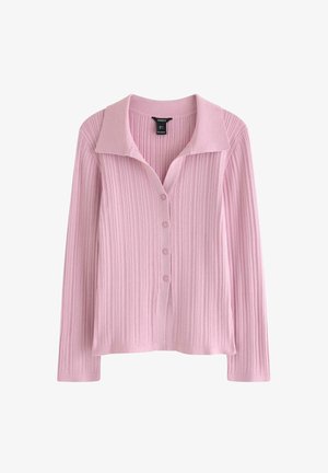 Lyserød ribbet cardigan med spids krave, seks knapper foran og lange ærmer. Blød tekstur og afslappet pasform.