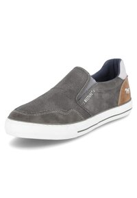Šedé slip-on tenisky vyrobené z perforované semišové kůže, s bílou gumovou podrážkou, kontrastním hnědým akcentem a jemnými detailem šití.