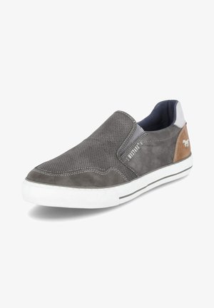 Szare trampki wsuwane z perforowanej zamszowej tkaniny, z białą gumową podeszwą, kontrastowym brązowym akcentem i subtelnymi detalami przeszycia.