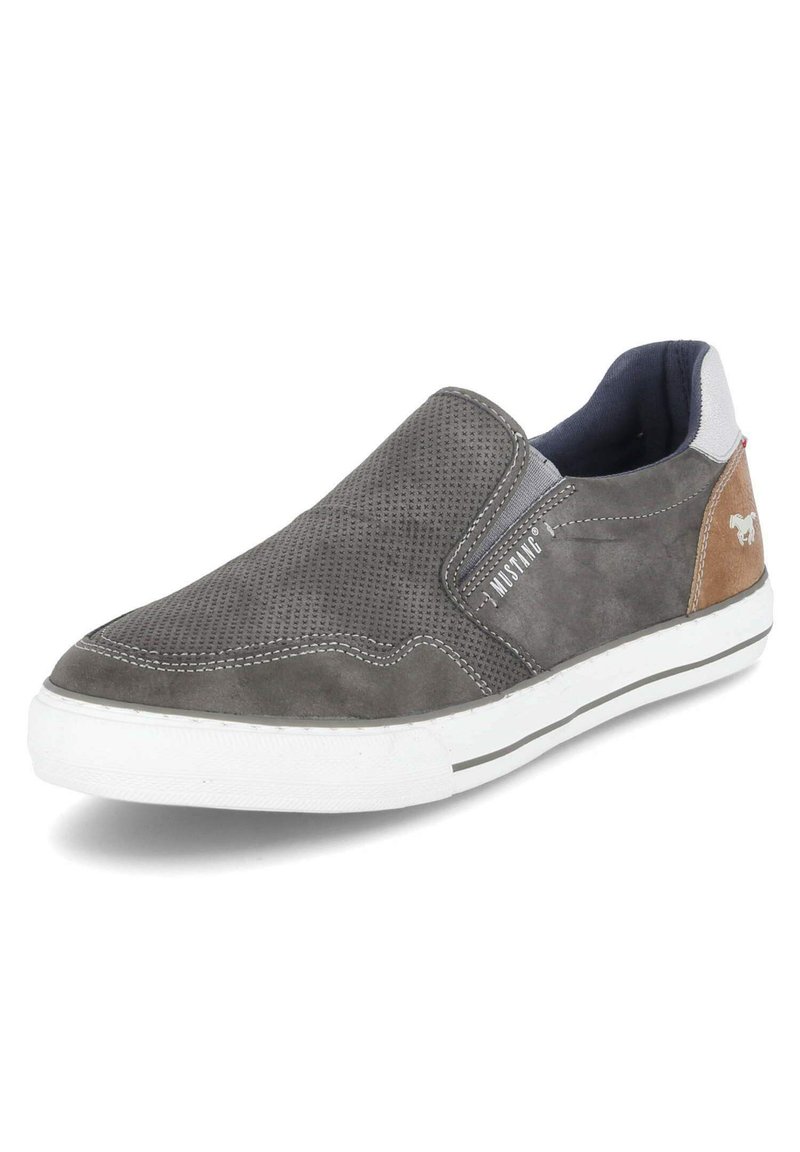 Šedé slip-on tenisky vyrobené z perforované semišové kůže, s bílou gumovou podrážkou, kontrastním hnědým akcentem a jemnými detailem šití.