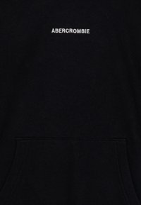 Felpa nera con tasca frontale, orlo a coste e logo "ABERCROMBIE" ricamato in bianco. Tessuto morbido e design casual.