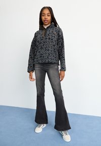 Columbia HELVETIA™ II PRINTED CROPPED HALF SNAP - Suéter de forro polar - black