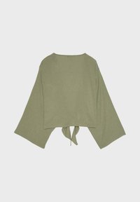 Cardigan court en maille vert olive avec larges manches cloche et fermeture à nouer devant.