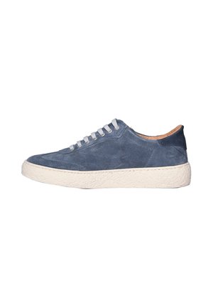 Sneakers basse in camoscio blu con lacci bianchi e suola bianca spessa e strutturata, mostrata dal lato interno su sfondo bianco.