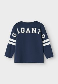 Maglietta a maniche lunghe blu marina con la scritta bianca "GIGANTO" sul retro e dettagli a strisce bianche sulle maniche. Realizzata in morbido cotone.