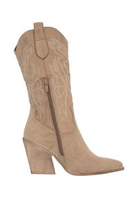 Bota de vaquero de ante beige con punta afilada, costuras decorativas y una cremallera lateral. Presenta un tacón cónico texturizado.