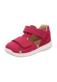 Rosa Lederkindersandalen mit offenem Design, Klettverschluss, einem Schmetterlingsstickerei auf der Vorderseite und einer weißen Gummisohle.