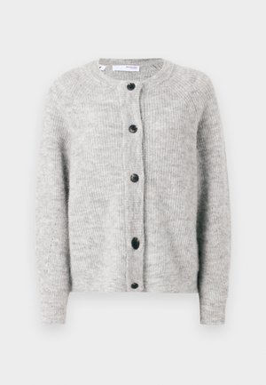 Cardigan en tricot gris fait d'un tissu doux et texturé. Il possède un col rond, cinq boutons foncés et des manches longues avec des poignets côtelés.