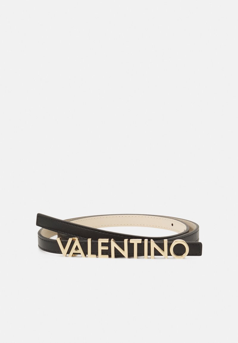 Cintura in pelle nera con accento dorato del logo "VALENTINO". Design a fascia stretta, texture liscia e colore interno a contrasto.