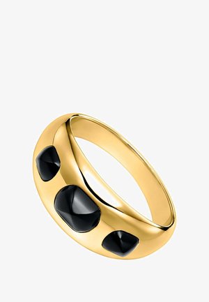 Anillo de oro con tres acentos de piedras preciosas negras, con un diseño redondeado y acabado pulido. Textura suave con detalles de color contrastante.