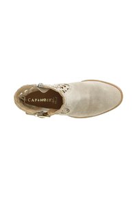 Botín de ante beige hasta el tobillo con detalles trenzados, hebilla ajustable en el lateral y punta redondeada. Textura suave con una suela marrón claro.