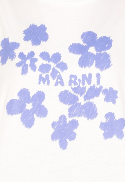 T-shirt bianco in cotone con un motivo di fiori blu e la parola "MARNI" in caratteri stilizzati. Il design presenta una texture disegnata a mano.