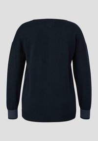 Granatowy sweter z długimi rękawami, szerokim dekoltem oraz ribbowymi mankietami i dołem. Gładka tekstura z kontrastującymi jaśniejszymi akcentami na mankietach.