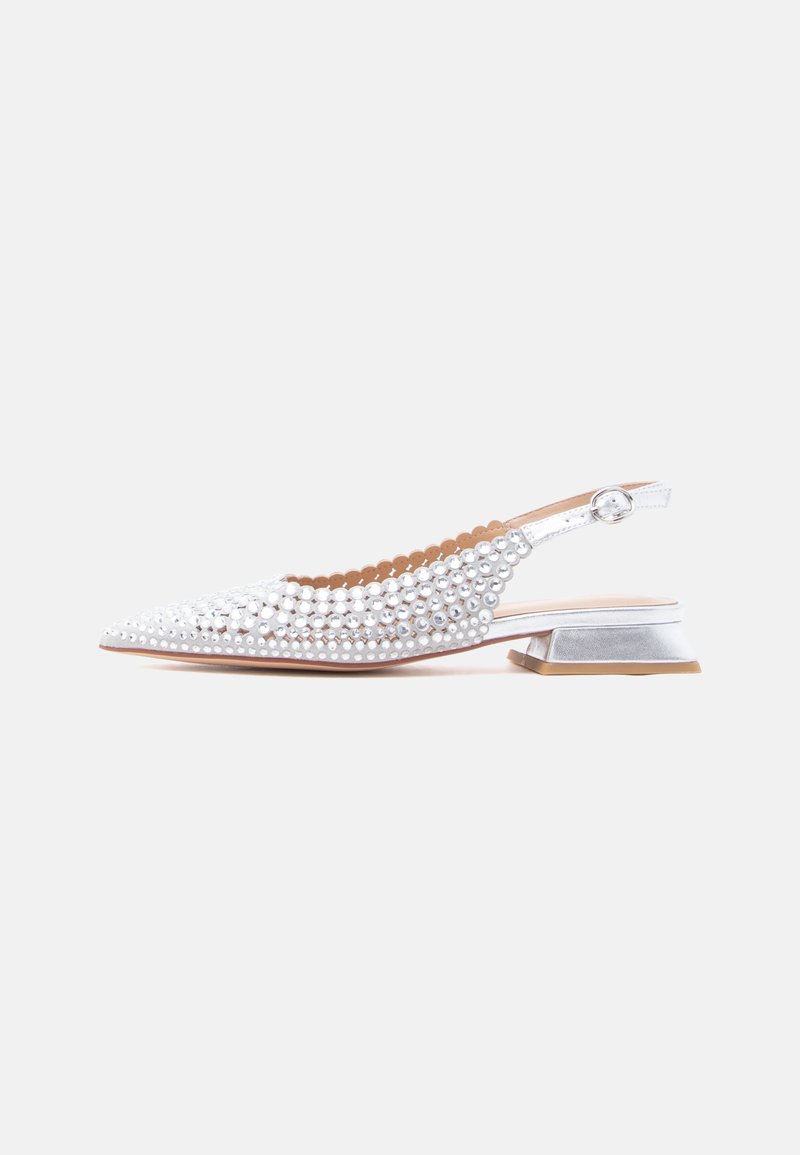 Zilveren spitse slingback-schoen met lage blokhak, bedekt met reflecterende ronde studs en een golvende rand langs de opening.