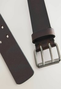 Tamnosmeđi kožni remen s glatkom teksturom, srebrna metalna kopča i pet izduženih rupa za podešavanje. Suptilne površinske varijacije.