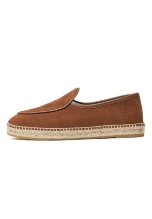 Espadrille marron en daim, modèle à enfiler, avec semelle en jute tressé et bordure en cuir, vue de côté sur fond blanc.
