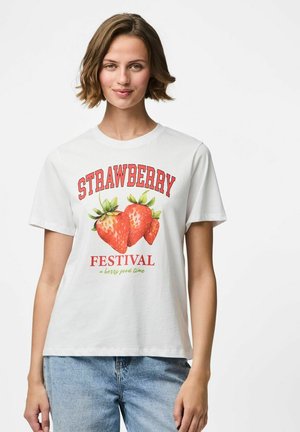 Witte katoenen t-shirt met een rode graphic van "STRAWBERRY FESTIVAL" met twee geïllustreerde aardbeien, tegen een effen achtergrond.