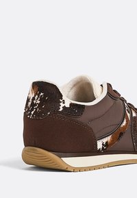 Stradivarius Sneakers basse - brown
