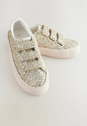 Glitrende guld sneakers med tre velcro-stropper, hvide gummisåler og en tekstureret overdel med en glitrende overflade.