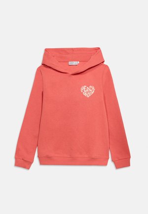 Koraalroze capuchontrui met lange mouwen en een wit hartvormig "PEACE"-tekstontwerp op de linkerborst.