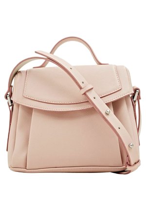 Blød lyserød læderhåndtaske med topgreb og justerbar skulderrem, rektangulær form med synet klaplukning.