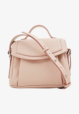 Blød lyserød læderhåndtaske med topgreb og justerbar skulderrem, rektangulær form med synet klaplukning.