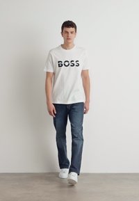 BOSS TEE - Apdrukāts T-krekls - white