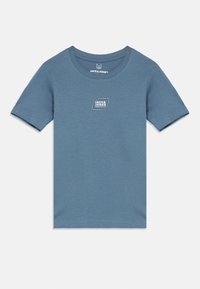 Μπλε βαμβακερό t-shirt, κοντά μανίκια, στρογγυλή λαιμόκοψη, διαθέτει λευκό λογότυπο στο στήθος, λεία υφή, casual εφαρμογή.