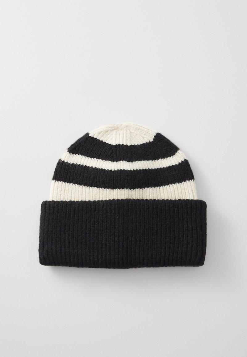 Berretto lavorato a maglia con un motivo a righe nere e crema, texture a costine e orlo ripiegato. Realizzato in un materiale morbido e caldo.