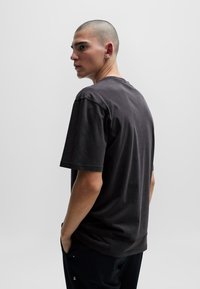 HUGO DUNIC - Triko s potiskem - black