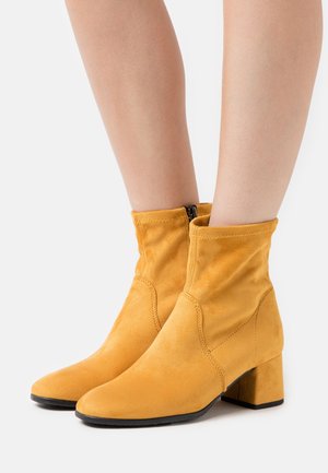 Tamaris, Bottines - yellow