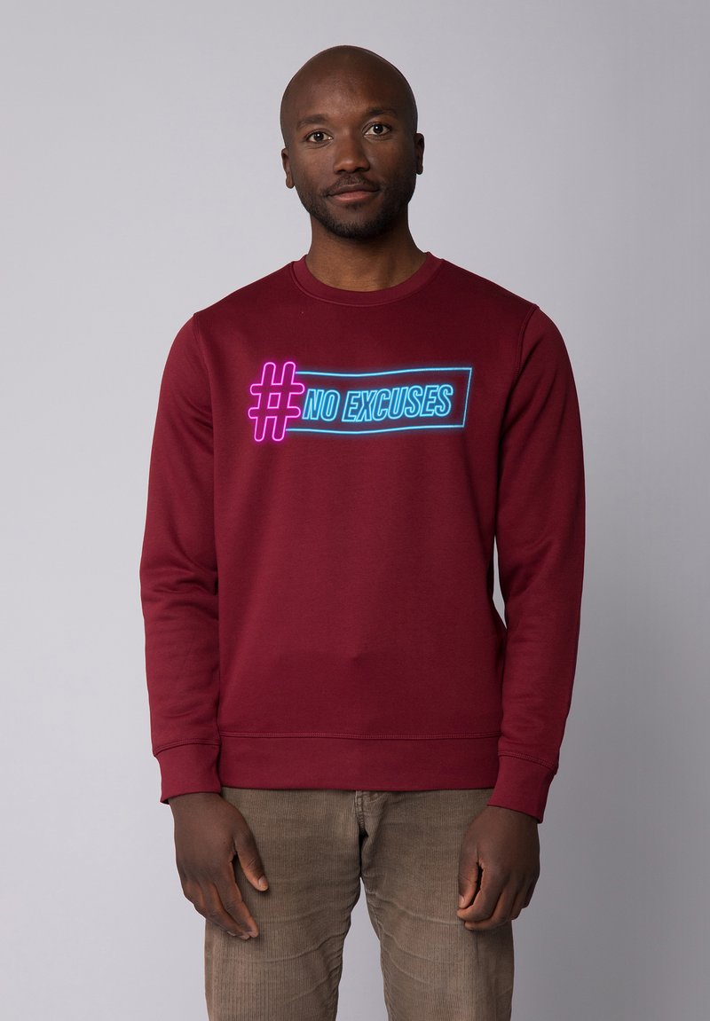 Bordeaux sweatshirt met een ronde hals, voorzien van een neonafbeelding met de tekst "#NO EXCUSES" in blauw en roze, textiel met textuur, lange mouwen.