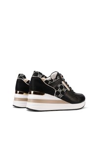 Sneaker neri con punta e tallone in pelle testurizzata, caratterizzati da una tomaia a fantasia, suola intermedia bianca e dettagli dorati sul tallone.