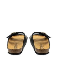 Sandale negre tip slip-on cu talpă din plută și talpă din cauciuc. Prezintă o curea curbată și o cataramă ajustabilă pentru o fixare sigură.